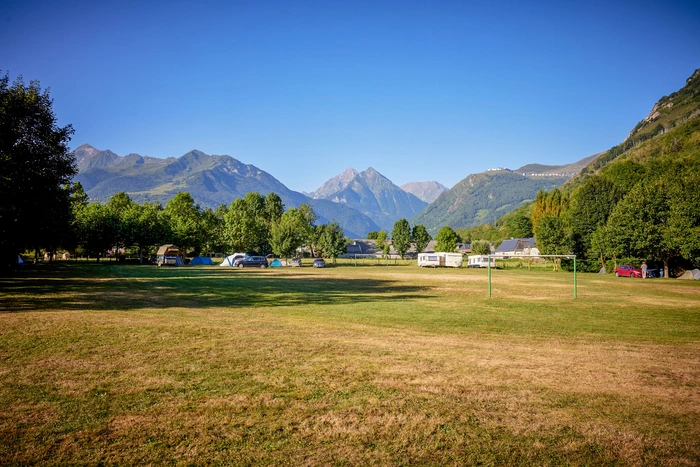 camping le lustou dans les hautes pyrenees pour votre sejour en camping car