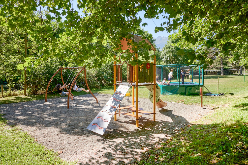Parque infantil en el Camping Le Lustou
