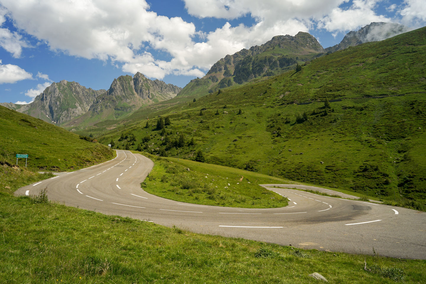 Curva cerrada del Col du Tourmalet, el puerto de montaña más alto de Pirineos